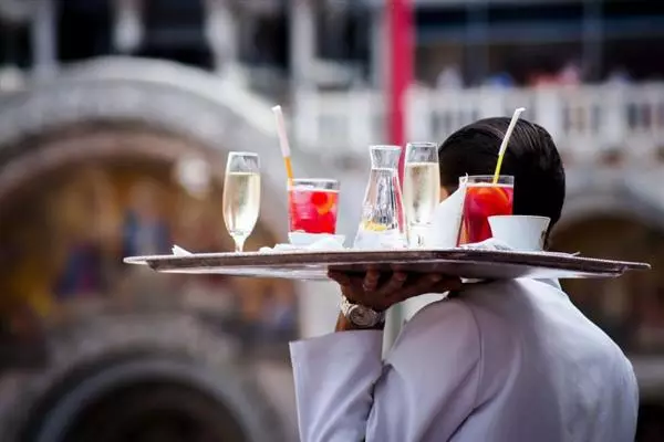 Aperol compie 100 anni
