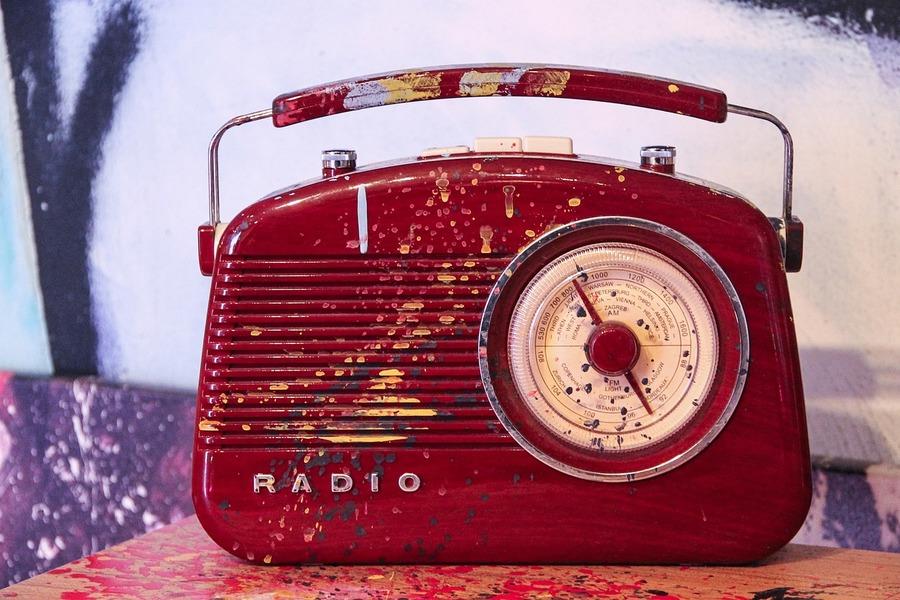 Escola de italiano, ouvindo o rádio
