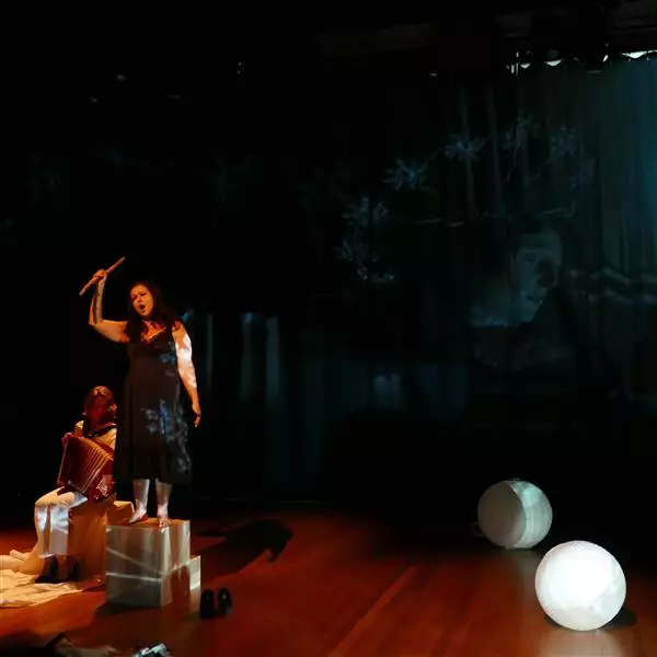 Naked: teatro italico